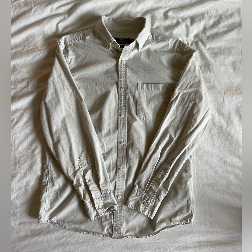 Vineyard Vines classic fit button down shirt.